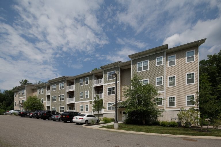 Towne Brooke Commons Apartments in Brookfield, CT (Official Site)